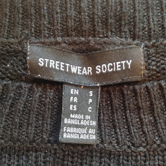 STREETWEAR SOCIETY - Knit Black & White Cropped Sweater With White Flowe… - Picture 2 of 4